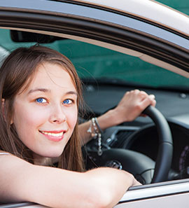 Frau sitzt im Auto