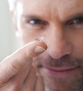 Eine Person hat eine Kontaktlinse auf dem Finger